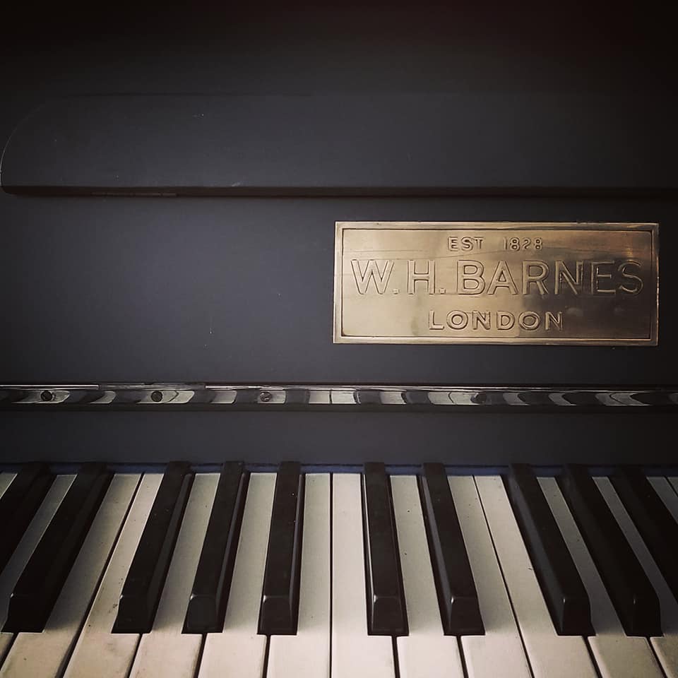 BARNES 6 octave piano